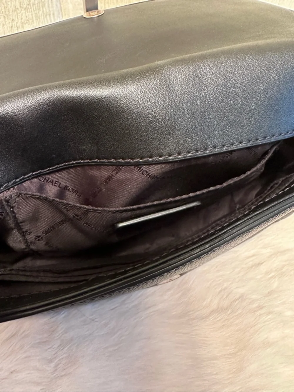 MICHAEL KORS Black Pebbled Leather Shoulder Bag With Gold Emblem